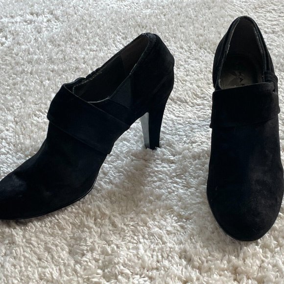 Tahari Women Shoes Black Suede Heel Boots Slip On Bootie Size 8.5M - Picture 3 of 12